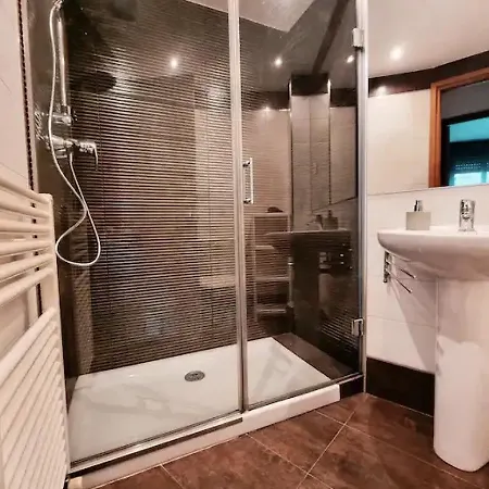 Piso En El Centro Hasta 8 Pax Con Garaje, Gimnasio, Ludoteca Y Salas De Reuniones Apartment *