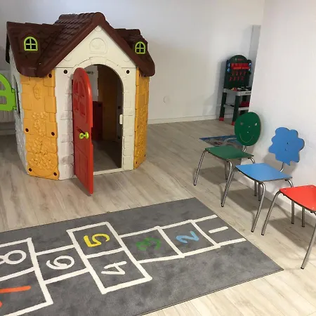 Piso En El Centro Hasta 8 Pax Con Garaje, Gimnasio, Ludoteca Y Salas De Reuniones *